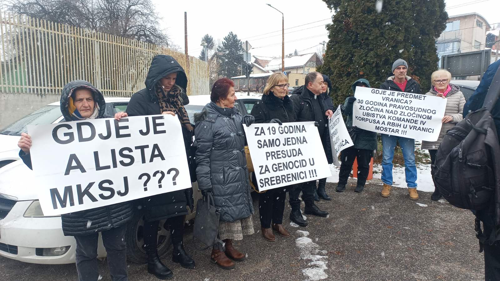 Predstavnici Udruženja žrtava rata iz BiH okupili se ispred Suda i Tužilaštva – traže efikasnije procesuiranje ratnih zločina